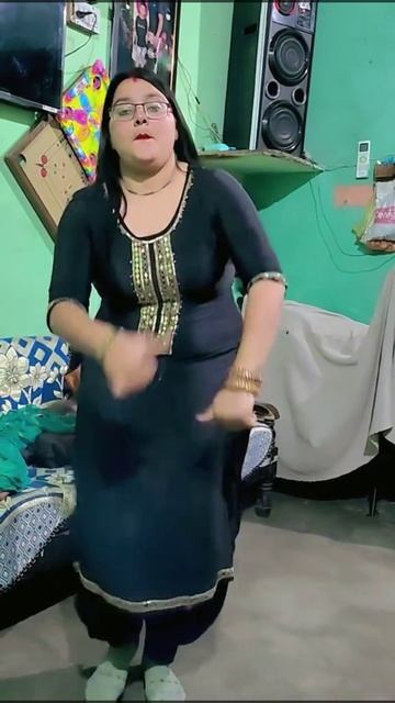Home Dance By Young Girl смотреть онлайн