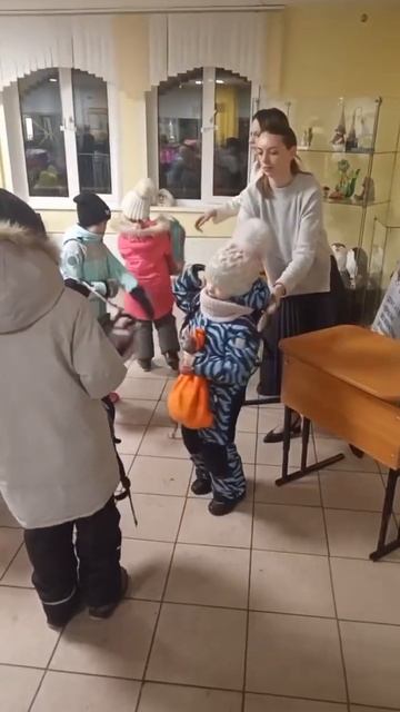 Красноярск. 1 лицей. Досмотр первоклашек на колюще-режущее и опасные предметы. смотреть онлайн