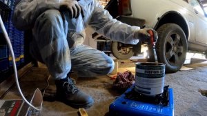 Обработка днища Нивы пушечным салом.