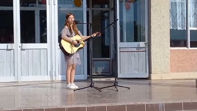 1 июня в День защиты детей на площадке перед ДК выступление Сеиз Снежаны. смотреть онлайн