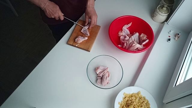 Я баламутка/ Растомленные куриные крылышки в духовке - чуть пальцы не проглотили! смотреть онлайн