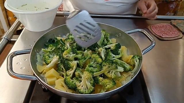 Patate broccoli e salsiccia смотреть онлайн