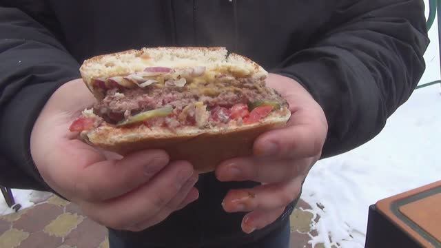 КАК ПРИГОТОВИТЬ САМЫЙ ВКУСНЫЙ ЧИЗБУРГЕР ЗИМОЙ НА ГАЗОВОМ ГРИЛЕ PRIMELINER?) ВОТ ТАК!) смотреть онлайн