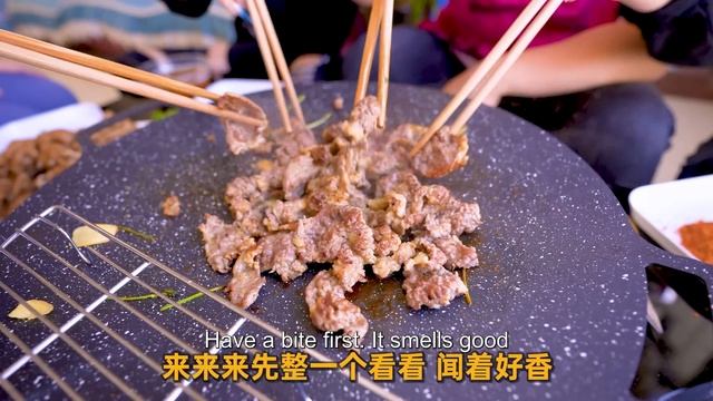 【超小厨】200买5斤大货，卤肥肠加烤牛肉招待闺蜜，裹大葱蘸辣椒，这味道太香了！ смотреть онлайн