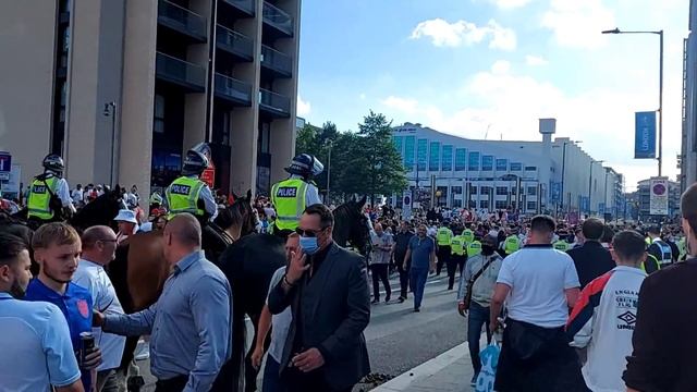 Euro 2020,England is coming home (England vs Denmark) fans outside Wembley stadium смотреть онлайн