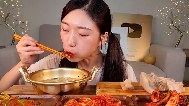ASMR 총각김치 배추김치 케일김치 통수육 굴진짬뽕 리얼먹방 :) Kimchi eating show boiled pork Ramen MUKBANG смотреть онлайн