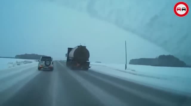 Подборка жестких аварий и заносов на скользкой дороге. ДТП. смотреть онлайн