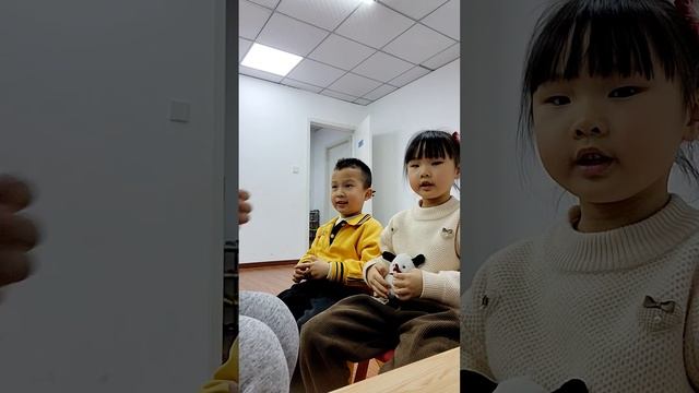 Make up class with this sooo cutiee kids here in China😍 смотреть онлайн
