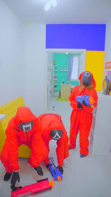 Cheater passes Squid Game 2! #funny #squidgame2 #memes смотреть онлайн