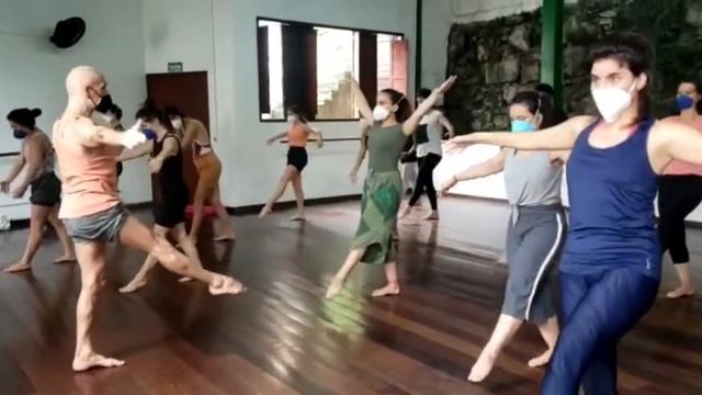 Aula presencial Janeiro 2022 Dança Moderna /Nikolais com Alberto del Saz смотреть онлайн