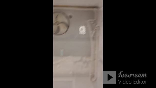 Снятие задних панелей морозилки холодильника Samsung и прочистка дренажного отверстия. смотреть онлайн