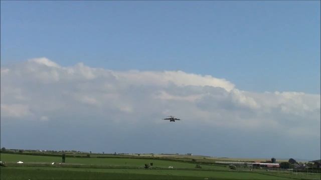 USAF C-17 Arriving Prestwick смотреть онлайн