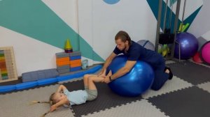 Упражнения для развития ребенка с фитболом.mp4