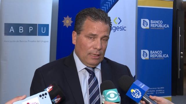 Declaraciones del presidente del Banco República Oriental del Uruguay (BROU), Salvador Ferrer смотреть онлайн