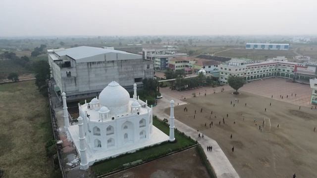 Inde: il érige une copie du Taj Mahal, message d'amour à son épouse | AFP смотреть онлайн
