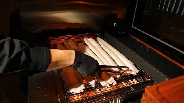 Угорь на гриле от Louis Vuitton с измельчением костей (филиал Yangshim Eel в Каннам-ду-Гоге) смотреть онлайн