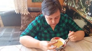 Обедаю🍲//Спасибо вам дорогие мои за поддержку!!!🙋😘💖💖💖🫂🫂🫂💐💐💐