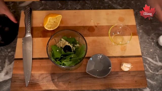 Foraging for Edible Weeds from Canada's Backyard смотреть онлайн