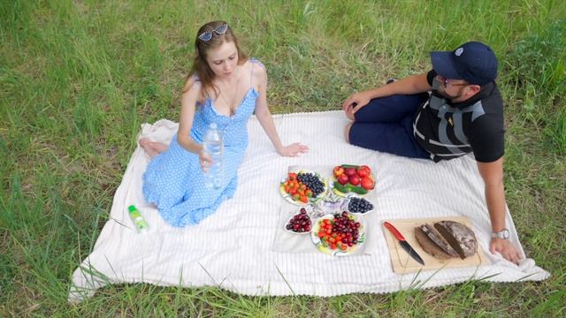 Пейте бутилированную воду(Пикник) смотреть онлайн