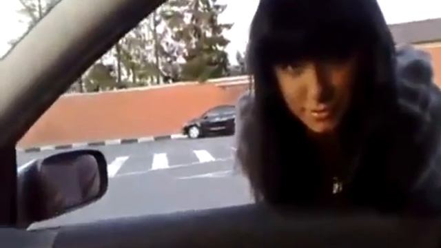 Девочка тестирует сабвуфер в машине смотреть онлайн
