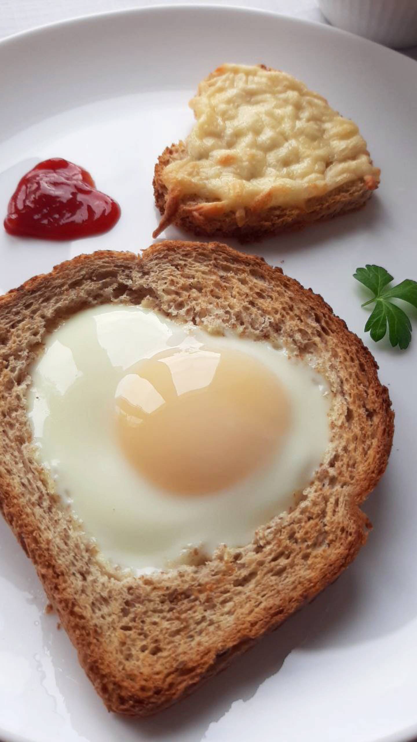 Завтрак "сердечко". Яичница в хлебе и гренка с сыром на раз-два-три. смотреть онлайн