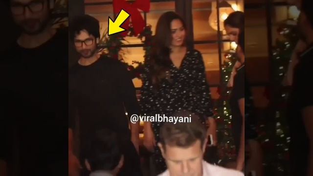 Omg ! Shahid Kapoor embarrassed & angry with Wife Mira Rajput's behaviour with his Frnds in public смотреть онлайн