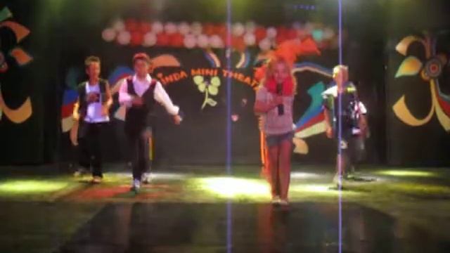 Kyra als Lady Gaga en Timo rechts als danser. Hotel Linda Side смотреть онлайн