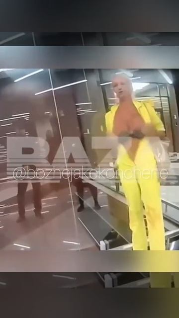 Волочкова показала грудь в аэропорту смотреть онлайн