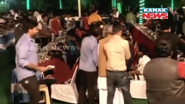 Mukesh Ambani Hosts 'Anna Seva' Before Daughter's Wedding In Rajasthan смотреть онлайн