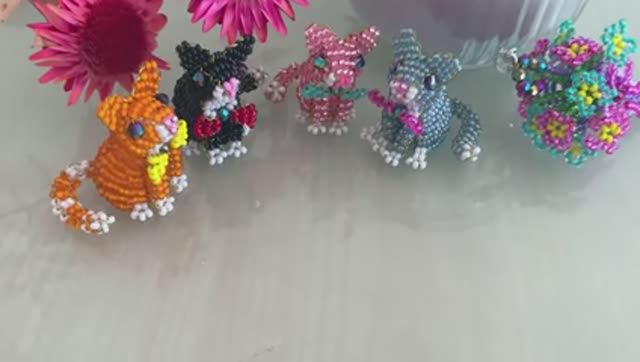 Котик из бисера / поделки из бисера / как плести из бисера / ссылка на мастер-классы под видео / смотреть онлайн