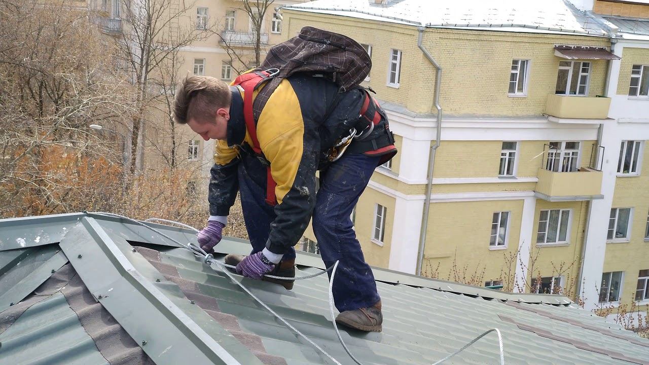 Монтаж страховочного троса на кровле смотреть онлайн