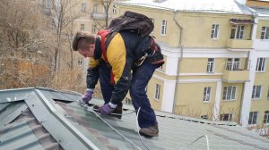 Монтаж страховочного троса на кровле