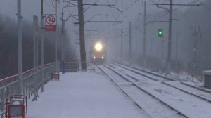 Электропоезд ЭП2Д-0055 ЦППК пролетает платформу Сушкинская