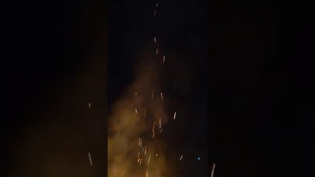 Люблю смотреть на огонь костера ночью.... смотреть онлайн