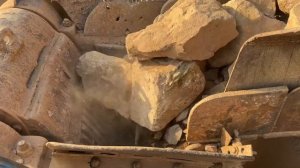 Строительство, дробление щебёнки