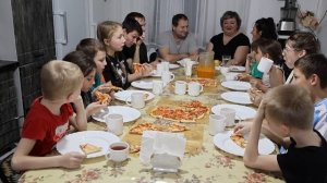 мукбанг -  домашняя пицерия