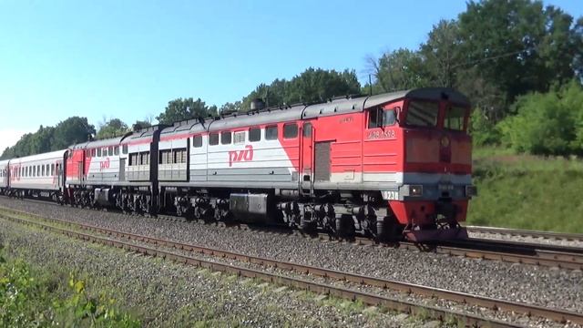 Тепловозы ТЭП70-0543 и 2ТЭ10У-0230 с поездами смотреть онлайн
