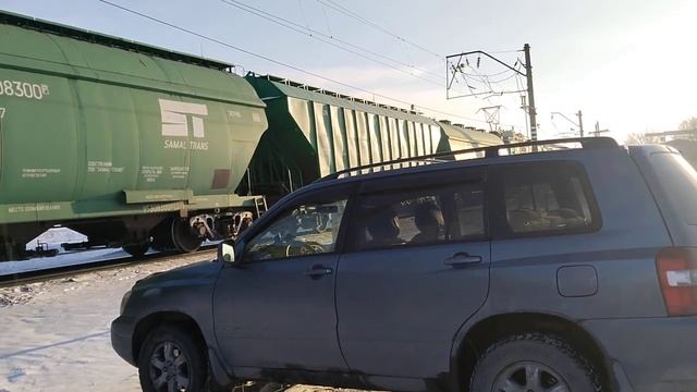 Электровоз ВЛ80с с грузовым составом где-то на просторах Казахстана смотреть онлайн