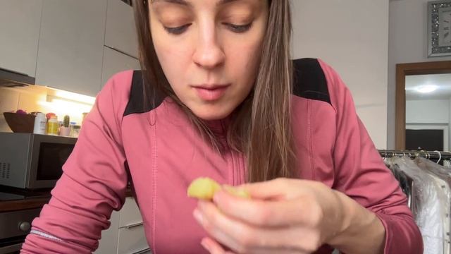 I eat a lot of Liquid food. And you? Я употребляю Много жидкости, а ты? смотреть онлайн