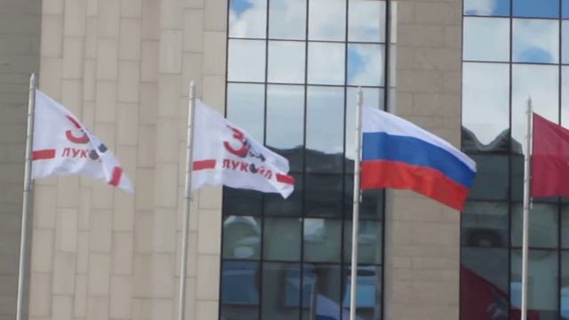 Флагштоки из нержавеющей стали PRO Inox у главного офиса Лукойла по адресу Сретенский бульвар д.11 смотреть онлайн