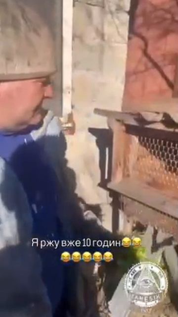 Рогуль кормил кроля, а это оказался соседский кіт 🤣 смотреть онлайн