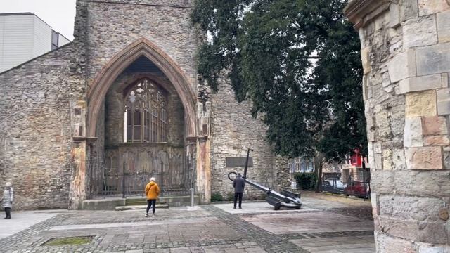 У развалин церкви якорь лайнера Queen Elizabeth II (Королева Елизавета 2), Саутгемптон, Англия, uk смотреть онлайн