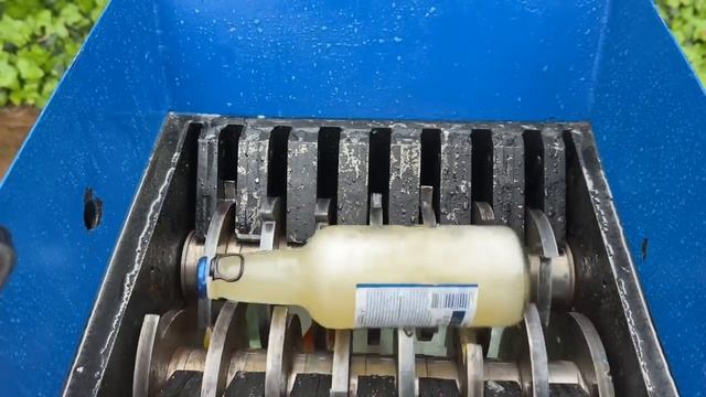 Разбивание стеклянных бутылок с помощью измельчителя смотреть онлайн