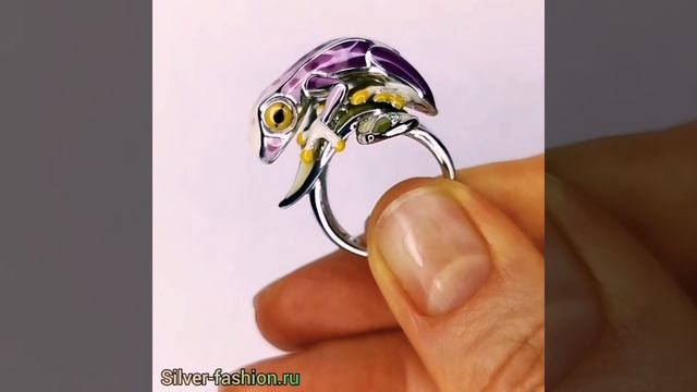 Серебряное кольцо "Лягушка" с БЕЛОЙ, ФИОЛЕТОВОЙ, ЗЕЛЕНОЙ ЭМАЛЬЮ И САПФИРАМИ! смотреть онлайн