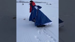 Мобильная палаткп на санях для зимней рыбалки