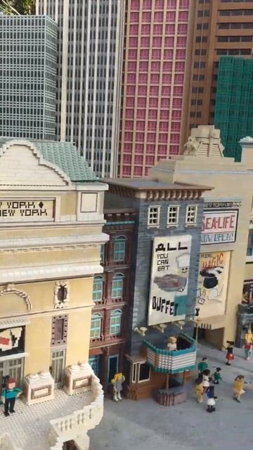 Las Vegas fountain with Statue of Liberty made from legos!! смотреть онлайн