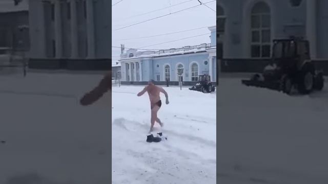 Австралийские туристы купаются в снегу в России смотреть онлайн