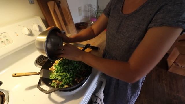 She GRINDS EINKORN Wheat By HAND/ Vlog смотреть онлайн