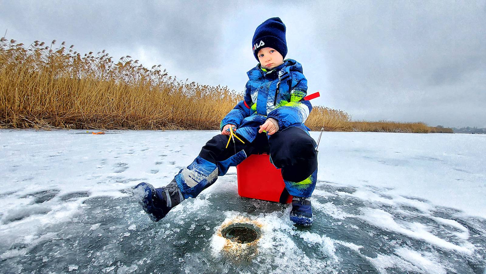 Сын на зимней рыбалке первый раз! Что он поймал? | Рыбалка с сыном смотреть онлайн
