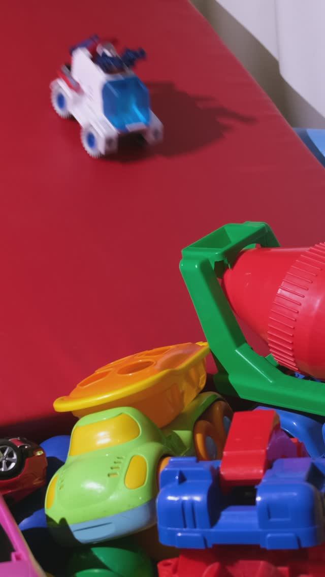 Машинки падают в бассейн с шариками